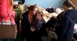 Члены семьи жительницы Прохладного Елены Катковой в актовом зале общежития. Стоп-кадр видео YouTube канала "Анастасия за закон" https://www.youtube.com/watch?reload=9&v=A5dBH1otHZ8&t=383s Члены семьи жительницы Прохладного Елены Катковой в актовом зале общежития. Стоп-кадр видео YouTube канала "Анастасия за закон" https://www.youtube.com/watch?reload=9&v=A5dBH1otHZ8&t=383s