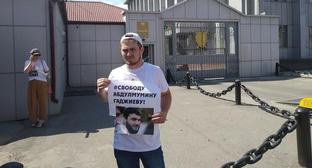 Арсен Магомедов проводит одиночный пикет. Махачкала, 22 июня 2019 года. Фото Ильяса Капиева для "Кавказского узла"