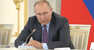 Путин во время диалога с Сокуровым. Кадр телеканала НТВ https://www.youtube.com/watch?v=4s9WdsZfj9E
