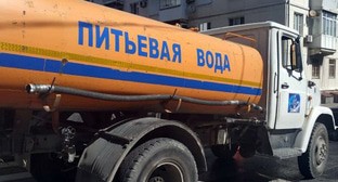 Подвоз воды автоцистернами на время устранения аварийной ситуации на ТГВ. Фото: официальный сайт администрации и думы муниципального образования город-герой Новороссийск http://admnvrsk.ru/ Подвоз воды автоцистернами на время устранения аварийной ситуации на ТГВ. Фото: официальный сайт администрации и думы муниципального образования город-герой Новороссийск http://admnvrsk.ru/