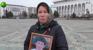Мать убитого Юмабийке Асанова. Стоп-кадр видео "Кавказского узла" Мать убитого Юмабийке Асанова. Стоп-кадр видео "Кавказского узла"