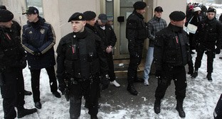 Обвиняемые (в бейсболках) в убийстве Исраилова во время посещения места преступления в Вене, 25 января 2011 года. Фото: REUTERS/Heinz-Peter Bader