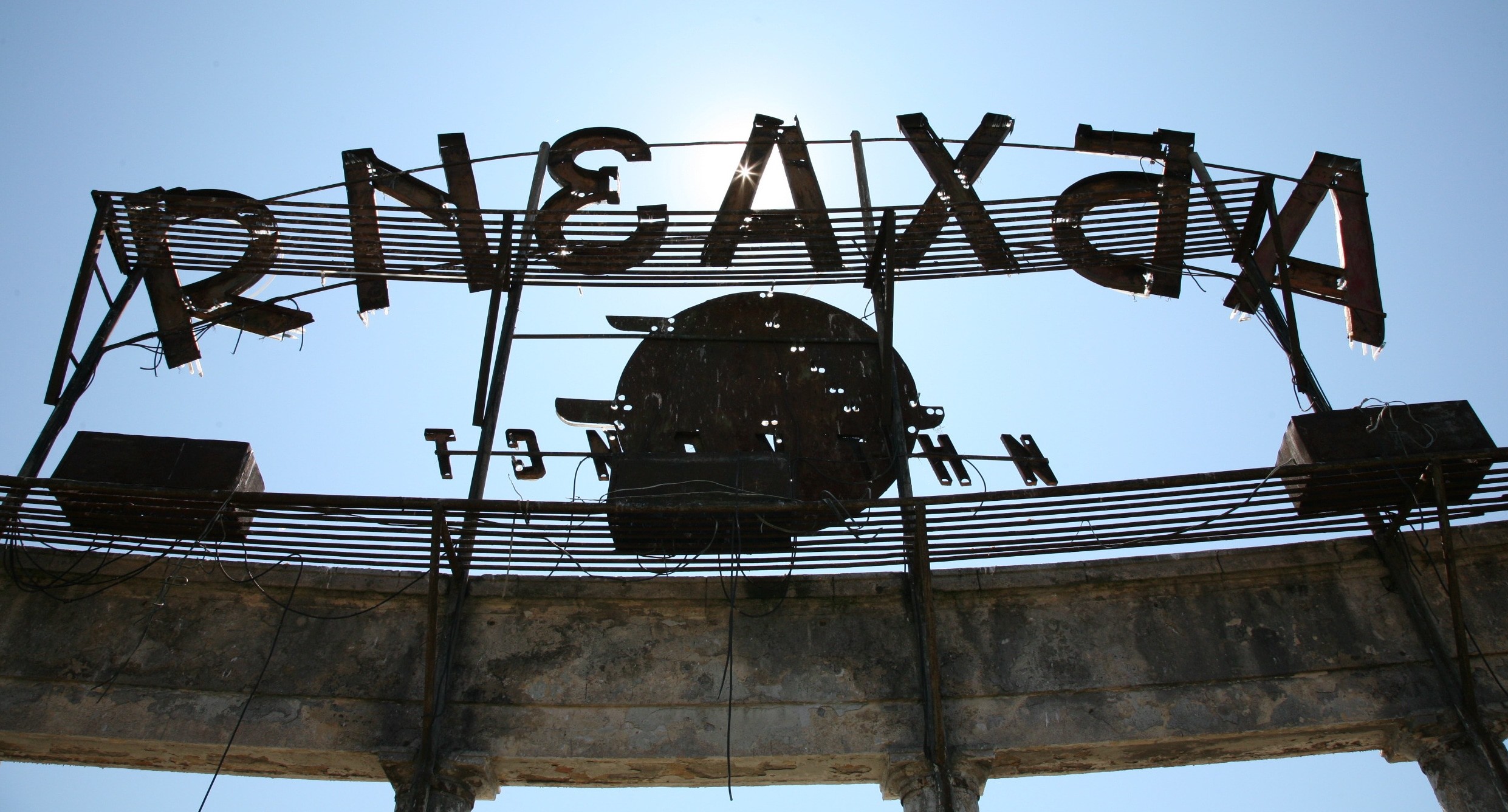 Вывеска на гостинице "Абхазия", которая была визитной карточкой Сухума и сгорела в 1985 году. С тех пор гостиница так и не восстановлена. Фото: Ибрагим Чкадуа Вывеска на гостинице "Абхазия", которая была визитной карточкой Сухума и сгорела в 1985 году. С тех пор гостиница так и не восстановлена. Фото: Ибрагим Чкадуа