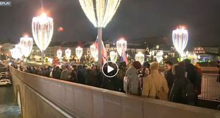 Акция памяти Бориса Немцова на Большом Москворецком мосту в Москве. 27 февраля 2020 года. Стоп-кадр онлайн-трансляции в группе "Немцов мост" в Facebook. https://www.facebook.com/groups/930648603625288/wp/199986557872623/