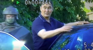 Задержание Михаила Музраева. Кадр видео 
Блокнот Волгоград https://www.youtube.com/watch?v=Mk7HP07GAOs&feature=emb_logo 