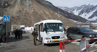 Граница Южной Осетии и России. Пункт пропуска "Верхний Рук". Фото: http://osinform.org/49495-na-granice-yuzhnoy-osetii-uzhestochili-pravila-vezda-pogranichniki-obyasnili-pochemu.html Граница Южной Осетии и России. Пункт пропуска "Верхний Рук". Фото: http://osinform.org/49495-na-granice-yuzhnoy-osetii-uzhestochili-pravila-vezda-pogranichniki-obyasnili-pochemu.html