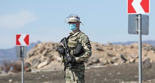 Грузинский военнослужащий в защитной маске стоит на страже на контрольно-пропускном пункте. Грузия, март 2020 г. Фото: REUTERS/Irakli Gedenidze Грузинский военнослужащий в защитной маске стоит на страже на контрольно-пропускном пункте. Грузия, март 2020 г. Фото: REUTERS/Irakli Gedenidze