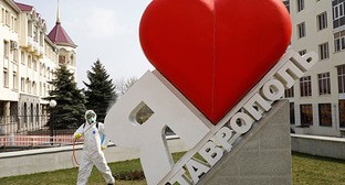 Человек в защитном костюме проводит дезинфекцию. Ставрополь, 1 апреля 2020 г. Фото: REUTERS/Eduard Korniyenko Человек в защитном костюме проводит дезинфекцию. Ставрополь, 1 апреля 2020 г. Фото: REUTERS/Eduard Korniyenko