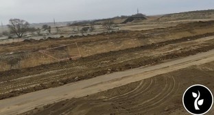 Ограждение обнаруженных катакомб на месте реконструкции дороги в Моздок. Стопкадр из видео https://www.facebook.com/rajdianos/videos/485615098800109/?v=485615098800109