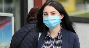 Девушка в маске на улице Еревана. Фото Тиграна Петросаня для "Кавказского узла" Девушка в маске на улице Еревана. Фото Тиграна Петросаня для "Кавказского узла"