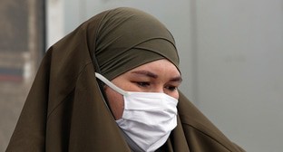 Женщина в маске. Фото: REUTERS/Maxim Shemetov
