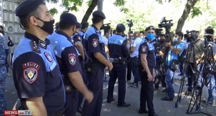 Сотрудники полиции на акции протеста в Ереване 14 июня, скриншот видео канала 
NEWS AM
 https://www.youtube.com/watch?time_continue=2&v=q0IRXrDQ89s&feature=emb_logo