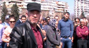 Нальчане на акции поддержки семье погибшего  таксиста Макитова. Кадр видео 
"Кавказского узла" https://www.youtube.com/watch?time_continue=61&v=j_qsT8R21DU&feature=emb_logo