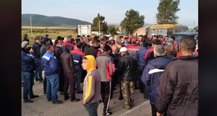 Протестующие против взрывов на руднике перекрыли дорогу на Ереван. 18 августа 2020 г. Стоп-кадр видео https://web.facebook.com/photo/?fbid=2403184299985220&set=pcb.2403184549985195