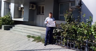 Глава села Гунзиб Шамиль Магомедов на пикете у прокуратуры Дагестана. 28 сентября 2020 года. Фото Расула Магомедова для "Кавказского узла"