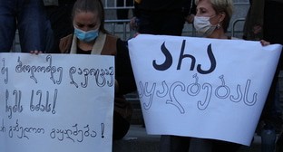 Участницы митинга держат плакаты "Нет фальсификации" и "Я до конца буду защищать свой голос! Не смейте фальсифицировать". Тбилиси, 1 ноября 2020 года. Фото Инны Кукуджановой для "Кавказского узла".