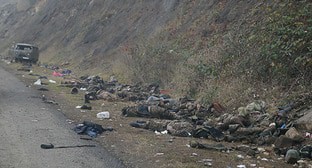 Погибшие солдаты на обочине дороги. Нагорный, Карабах, 13 ноября 2020 г. Фото: REUTERS/Stringer