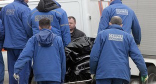 Медработники несут тело жертвы взрыва бомбы на станции метро "Лубянка" в Москве 29 марта 2010 года. Фото: REUTERS/Alexander Natruskin