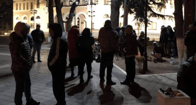 Протестующие на Театральной площади в Цхинвале. Стоп-кадр видео "Дело Джабиева": народный осетинский протест в Цхинвале". https://youtu.be/3FTil6leCFU