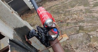 Самодельное взрывное устройство обнаружено на железнодорожном мосту у станицы Староминской Краснодарского края. © Скриншот видео из YouTube пользователя stfpru, youtube.com/channel/UCNECRinDIOYjrU73s8GyTbQ