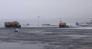Снегопад в аэропорту. Кадр видео mymsk.online
 https://yandex.ru/efir?stream_id=4f244986c691045f93d9c0b7c047a08a
