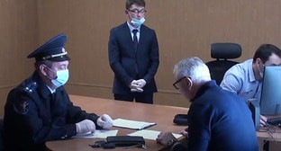 Дома и на рабочем месте бывшего замглавы Минздрава КБР проведены обыски. 12 апреля 2021 г.
Скриншот видео "МВД МЕДИА" https://www.youtube.com/watch?v=RIux115MLNA Дома и на рабочем месте бывшего замглавы Минздрава КБР проведены обыски. 12 апреля 2021 г.
Скриншот видео "МВД МЕДИА" https://www.youtube.com/watch?v=RIux115MLNA