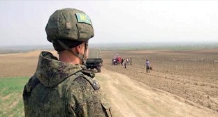 Фермеры в Нагорном Карабахе при поддержке миротворцев проводят посевные работы. Фото пресс-службы МО России Фермеры в Нагорном Карабахе при поддержке миротворцев проводят посевные работы. Фото пресс-службы МО России