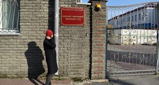 Посетительница у ворот Южного окружного военного суда. Фото Константина Волгина для "Кавказского узла" Посетительница у ворот Южного окружного военного суда. Фото Константина Волгина для "Кавказского узла"