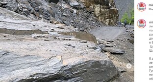 Перекрытая камнями дорога в горах Дагестана. Скриншот со страницы со страницы министерства транспорта и дорожного хозяйства Дагестана в Instagram. https://www.instagram.com/p/COfrpFmHRsK/ Перекрытая камнями дорога в горах Дагестана. Скриншот со страницы со страницы министерства транспорта и дорожного хозяйства Дагестана в Instagram. https://www.instagram.com/p/COfrpFmHRsK/