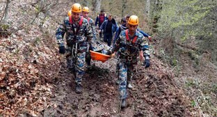 Карабахские спасатели переносят останки военнослужащего. Фото: Facebook / ԱՀ Արտակարգ իրավիճակների պետական ծառայություն Карабахские спасатели переносят останки военнослужащего. Фото: Facebook / ԱՀ Արտակարգ իրավիճակների պետական ծառայություն