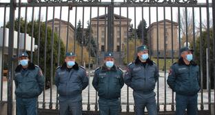 Полиция у ворот парламента на проспекте Баграмяна. Март 2021 г. Фото Тиграна Петросяна для "Кавказского узла" Полиция у ворот парламента на проспекте Баграмяна. Март 2021 г. Фото Тиграна Петросяна для "Кавказского узла"