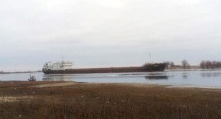 Сухогруз "Порт Оля - 4" сел на мель в Астраханской области. Фото https://30.mchs.gov.ru/ Сухогруз "Порт Оля - 4" сел на мель в Астраханской области. Фото https://30.mchs.gov.ru/