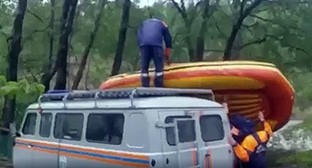 Поиски пропавших в районе реки Белая. Кадр видео пресс-службы МЧС Поиски пропавших в районе реки Белая. Кадр видео пресс-службы МЧС