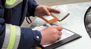 Проверка документов. Фото Елены Синеок ЮГА.ру