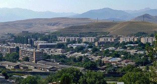 Город Сисиан Сюникской области Армении. Фото: CC BY-SA 4.0 / Ji-Elle / Cimetière de Sissian (cropped, resized and color corrected)

