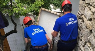 Сотрудники МЧС. Фото: пресс-служба МЧС ГУ по РД https://05.mchs.gov.ru Сотрудники МЧС. Фото: пресс-служба МЧС ГУ по РД https://05.mchs.gov.ru