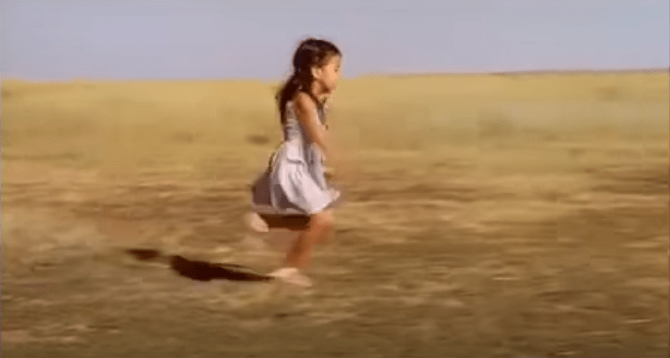 Кадр из фильма "Женщина внутри как степь" Эллы Манжеевой. Источник: https://youtu.be/1M_KiZgwOYE?t=421. Кадр из фильма "Женщина внутри как степь" Эллы Манжеевой. Источник: https://youtu.be/1M_KiZgwOYE?t=421.