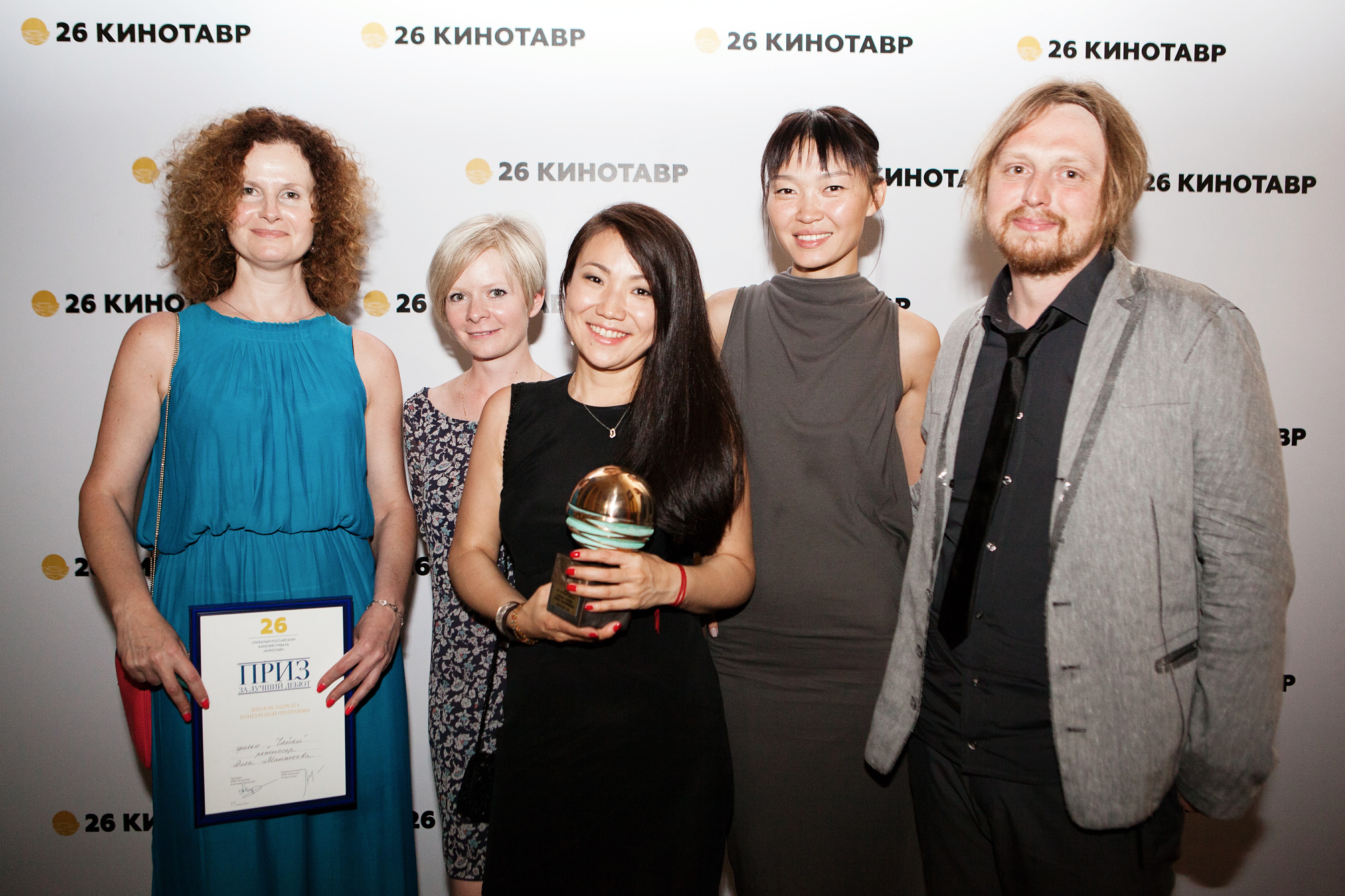 Творческая группа фильма «Чайки». Слева направо: продюсеры Елена Гликман и Виктория Лупик, кинорежиссер Элла Манжеева, актриса Евгения Манджиева, композитор Антон Силаев. Фото Сюзанны Дарни предоставлено пресс службой кинокомпании «Телесто». Творческая группа фильма «Чайки». Слева направо: продюсеры Елена Гликман и Виктория Лупик, кинорежиссер Элла Манжеева, актриса Евгения Манджиева, композитор Антон Силаев. Фото Сюзанны Дарни предоставлено пресс службой кинокомпании «Телесто».