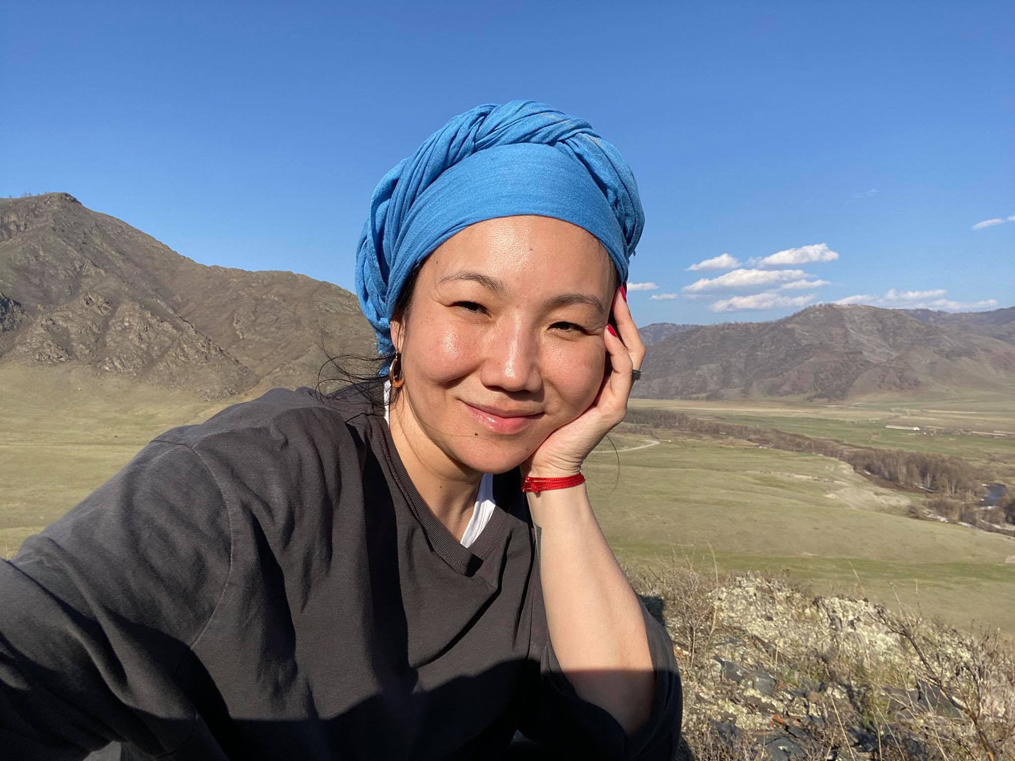 Элла Манжеева во время поездки на Алтай. Май 2021 года. Фото из личного архива Эллы Манжеевой. Элла Манжеева во время поездки на Алтай. Май 2021 года. Фото из личного архива Эллы Манжеевой.