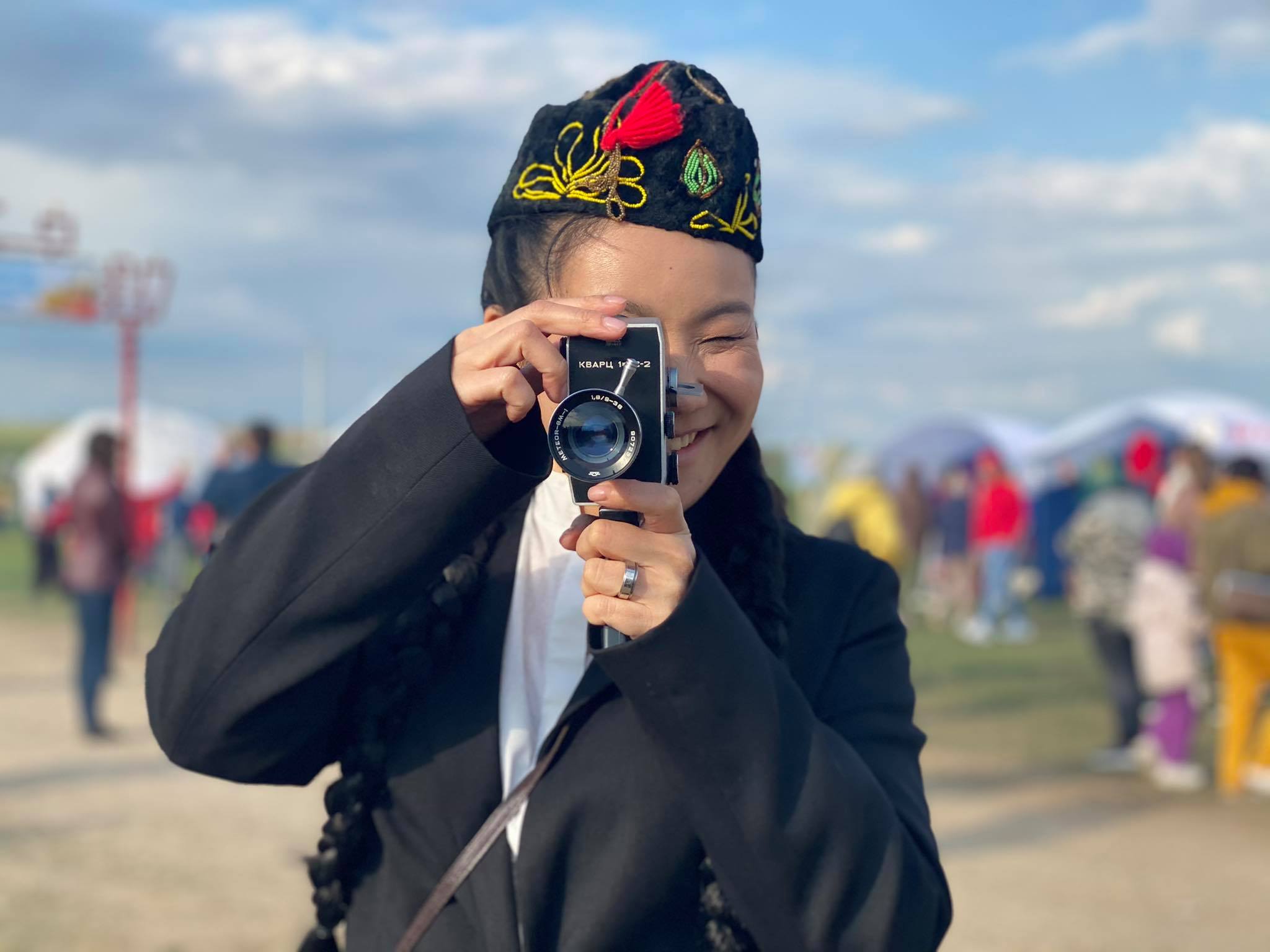 Элла Манжеева на фестивале тюльпанов в Калмыкии. Апрель 2021 года. Фото из личного архива Эллы Манжеевой. Элла Манжеева на фестивале тюльпанов в Калмыкии. Апрель 2021 года. Фото из личного архива Эллы Манжеевой.