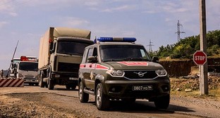 Миротворцы обеспечиваюти доставку стройматериалов в Мартунинский район. Фото пресс-службы МО России