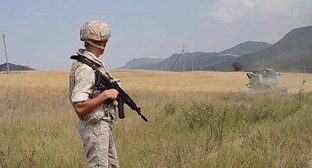 Миротворцы охраняют земледельцев в Нагорном Карабахе. Фото https://mil.ru/russian_peacekeeping_forces/news/more.htm?id=12372210@egNews 