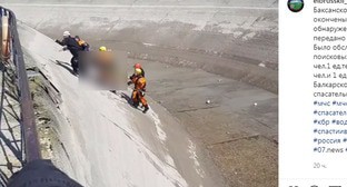 Спасатели извлекают тело погибшего из канала Баксанской ГЭС. Стопкадр видеоролика на странице https://www.instagram.com/p/CRYQOBQoBIJ/