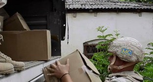 Российские военные раздают гуманитарную помощь беженцам в селе Мачкалашен. Фото: Минобороны России.