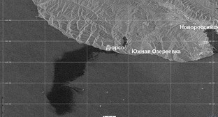 Нефтяной разлив в районе Новороссийска. Радиолокационное изображение получено 8 августа 2021 в 18:20 часов местного времени с помощью спутника Sentinel-1. Фото 
ИНСТИТУТ КОСМИЧЕСКИХ ИССЛЕДОВАНИЙ
РОССИЙСКОЙ АКАДЕМИИ НАУК https://iki.cosmos.ru/news/neftyanoy-razliv-v-rayone-novorossiyska