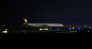 Самолет Lufthansa, на борту которого находились люди, эвакуированные из Кабула, приземляется во Франкфурте, Германия, 18 августа 2021 года. Фото:  REUTERS/Тило Шмуэльген
