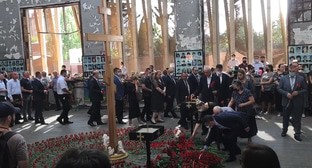 Возложение цветов в Бесланской школе, захваченной 17 лет назад террористами. Кадр видео 
News Time https://www.youtube.com/watch?v=8d3og_2uhis