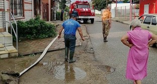 Откачка воды из подтопленных сильным ливнем жилых домов в Апшеронском районе Кубани. Фото ГУ МЧС по Краснодарскому краю


