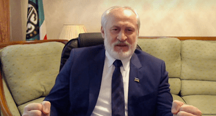 Ахмед Закаев. Скриншот 
видеосюжета  NEP Prague www.youtube.com/watch?v=T2dbgV1fqho
