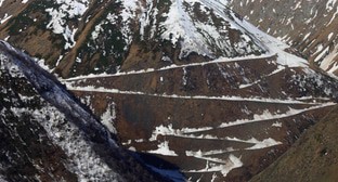 На участке дороги Жинвали-барисахо-шатили запрещено автомобильное движение из-за снегопада. Фото 
Департамент автомобильных дорог Грузии http://www.georoad.ge/?lang=geo&act=news&func=menu&uid=1633439361 